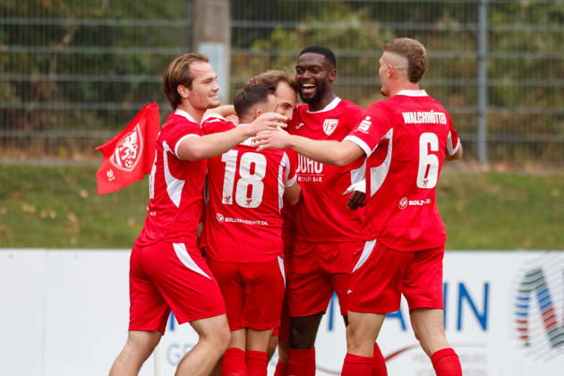 Torjubel 1:0 bei v.l. Janis Juckel (Greifswald) , Marcus Niemitz (Greifswald) , Torschütze Felix Heim (Greifswald), Mcmoordy Hüther (Greifswald) und Lukas Walchhütter (Greifswald) ; GER, Greifswalder FC vs. FC Erzgebirge Aue, Fußball, Männer, Regionalliga Nordost, 12.Spieltag, Spielzeit 2026 2027, 11.10.2026 Greifswald Volksstadion Mecklenburg - Vorpommern Deutschland