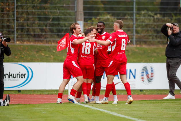 Torjubel 1:0 bei v.l. Janis Juckel (Greifswald) , Marcus Niemitz (Greifswald) , Torschütze Felix Heim (Greifswald), Mcmoordy Hüther (Greifswald) und Lukas Walchhütter (Greifswald) ; GER, Greifswalder FC vs. FC Erzgebirge Aue, Fußball, Männer, Regionalliga Nordost, 12.Spieltag, Spielzeit 2026 2027, 11.10.2026 Greifswald Volksstadion Mecklenburg - Vorpommern Deutschland