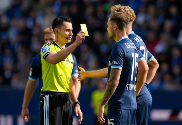 Schiedsrichter Konrad Oldhafer zeigt Michael Steinwender (VfL Bochum 1848, 15) die Gelbe Karte. GER, VfL Bochum 1848 vs DSC Arminia Bielefeld, 2. Bundesliga, 7. Spieltag, Saison 2026-27, Vonovia Ruhrstadion, Bochum, 11.10.2026 DFL REGULATIONS PROHIBIT ANY USE OF PHOTOGRAPHS AS IMAGE SEQUENCES AND OR QUASI-VIDEO VfL Bochum 1848 vs DSC Arminia Bielefeld, 2. Bundesliga, 7. Spieltag, Saison 2026-27, 11.10.2026 Bochum Copyright: xEibner-Pressefoto ScottxColemanx EP_SCN