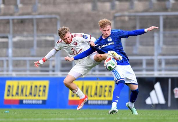 Schalke 04 U19 - Fortuna Düsseldorf U19 ** NUR FÜR REDAKTIONELLE ZWECKE ** EDITORIAL USE ONLY **<p>Fußball U19 DFB-Nachwuchsliga - Vorrunde Gruppe H 7.SPIELTAG: Schalke 04 U19 - Fortuna Düsseldorf U19 am 11.10.2026 im Parkstadion in Gelsenkirchen Tom Marc Prüsener ( Fortuna Düsseldorf U19 ), links - Mika Brocks ( Schalke 04 U19 ), rechts Deutschland Nordrhein-Westfalen Gelsenkirchen Copyright: ThorstenxTillmann