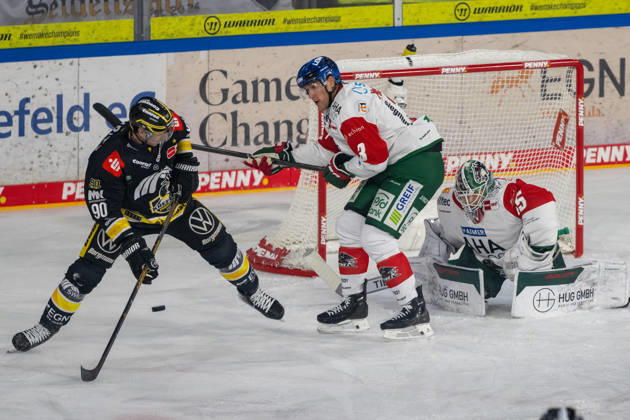 Zweikampf zwischen Adam Payerl (Krefeld Pinguine, 90) und Alec McCrea (Augsburger Panther, 03) vor dem Tor von Tobias Ancicka (Augsburger Panther, 45). Krefeld Pinguine vs. Augsburger Panther, Eishockey, Penny DEL, 08. Spieltag, Saison 2026 2027, 11.10.2026 Krefeld Pinguine vs. Augsburger Panther, Eishockey, Penny DEL, 08. Spieltag, Saison 2026 2027, 11.10.2026 Krefeld Copyright: xEibner-Pressefoto ThomasxHaeslerx EP_THR