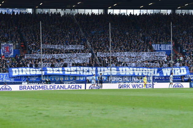 Fußball 2. Bundesliga 7. Spieltag VfL Bochum - DSC Arminia Bielefeld am 11.10.2026 im Vonovia Ruhrstadion in Bochum Diverse Spruchbänder Banner im Bochumer Fanblock DFL regulations prohibit any use of photographs as image sequences and or quasi-video.