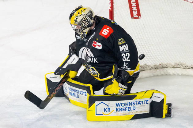 Juha Jatkola (Krefeld Pinguine, 32) kann das Tor durch Philipp Krauss (Augsburger Panther, 20) nicht verhindern. Krefeld Pinguine vs. Augsburger Panther, Eishockey, Penny DEL, 08. Spieltag, Saison 2026 2027, 11.10.2026 Krefeld Pinguine vs. Augsburger Panther, Eishockey, Penny DEL, 08. Spieltag, Saison 2026 2027, 11.10.2026 Krefeld Copyright: xEibner-Pressefoto ThomasxHaeslerx EP_THR