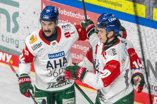 Trevor Parkes (Augsburger Panther, 84), Donald D.J. Busdeker (Augsburger Panther, 14) und Philipp Krauss (Augsburger Panther, 20) bejubeln das Tor zum 1:0. Krefeld Pinguine vs. Augsburger Panther, Eishockey, Penny DEL, 08. Spieltag, Saison 2026 2027, 11.10.2026 Krefeld Pinguine vs. Augsburger Panther, Eishockey, Penny DEL, 08. Spieltag, Saison 2026 2027, 11.10.2026 Krefeld Copyright: xEibner-Pressefoto ThomasxHaeslerx EP_THR