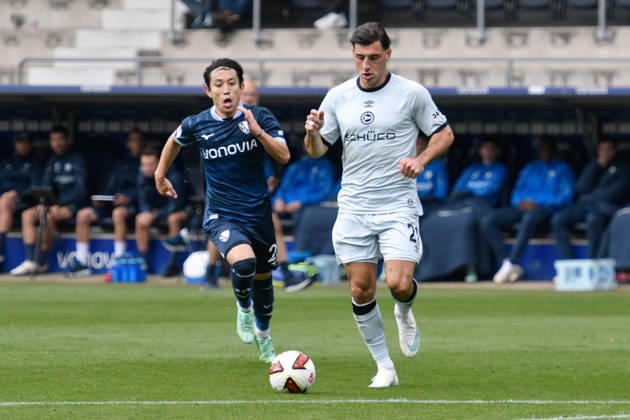 v. li. im Zweikampf Koji Miyoshi (Bochum 23) Stefano Russo (Bielefeld 21) 11.10.2026 ¢ Fussball ¢ VfL Bochum vs DSC Arminia Bielefeld, Vonovia Ruhrstadion, Bochum, DFB DFL REGULATIONS PROHIBIT ANY USE OF PHOTOGRAPHS AS IMAGE SEQUENCES AND OR QUASI-VIDEO NRW Germany