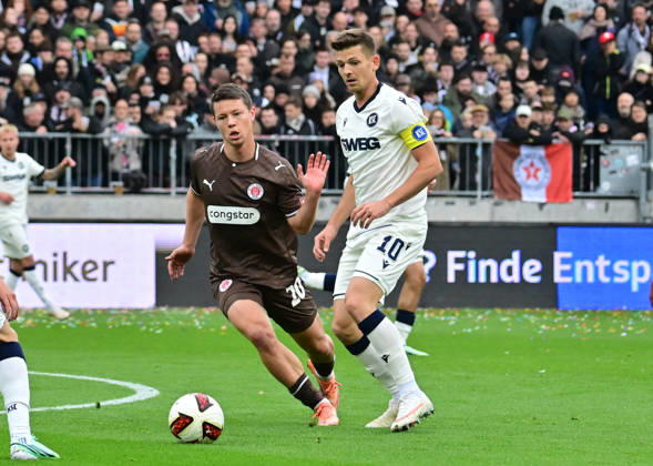 11.10.2026,GER Fußball, Männer, 2.BL, Spieltag 5, Saison 2026 2027, Hamburg, FC St. Pauli vs Karlsruher SC Mathias Rasmussen (Pauli 20) versucht sich gegen Marvin Wanitzek (Karlsruhe 10) durchzusetzen DFB DFL regulations prohibit any use of photographs as image sequences and or quasi-video) Hamburg Millerntorstadion Hamburg Deutschland Copyright: xnordphotoxGmbH xWitkex