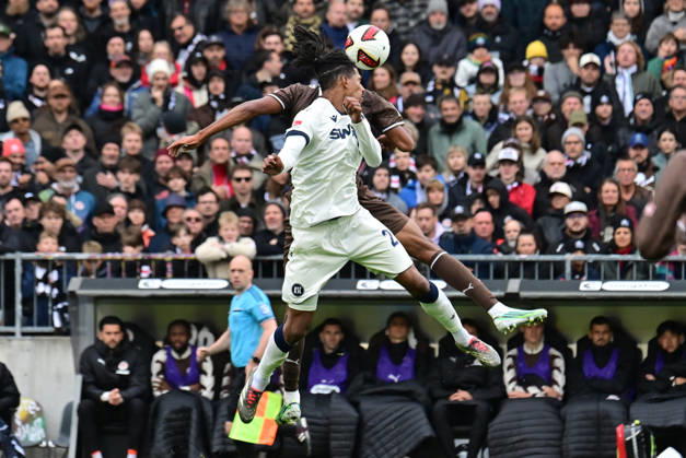 11.10.2026,GER Fußball, Männer, 2.BL, Spieltag 5, Saison 2026 2027, Hamburg, FC St. Pauli vs Karlsruher SC Lars Ritzka (Pauli 21) versucht sich gegen Sandro (Karlsruhe 24) durchzusetzen DFB DFL regulations prohibit any use of photographs as image sequences and or quasi-video) Hamburg Millerntorstadion Hamburg Deutschland Copyright: xnordphotoxGmbH xWitkex