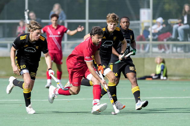 v.li.: Max Glander (HTHC, 20), Alvaro Tello (TSVMH, 9), John Odewald (HTHC, 6), Nqobile Mansuet Ntuli (Bili, HTHC, 16), Zweikampf, Spielszene, Duell, duel, tackle, tackling, Dynamik, Action, Aktion, 11.10.2026, Mannheim (Deutschland), Hockey, 1. Bundesliga, Herren, TSV Mannheim - Harvestehuder THC