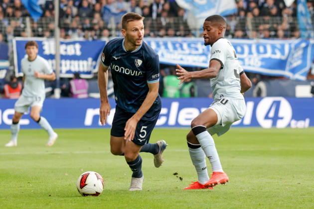 11.10.2026, xgrfx, Fussball 2.Bundesliga, VfL Bochum - Arminia Bielefeld v.l. Karol Mets (VfL Bochum), Isiah Young (Arminia Bielefeld) Bochum