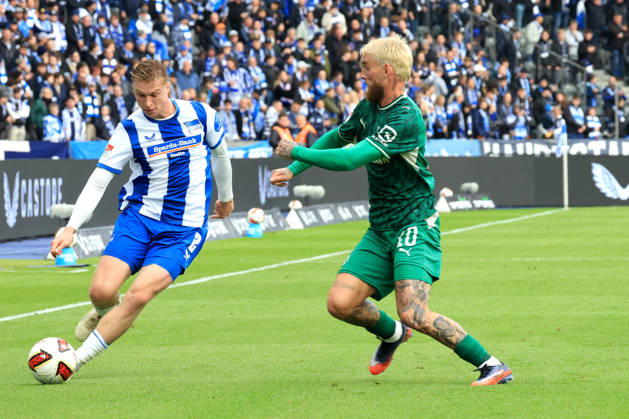 11.10.2026, DEU GER, Fussball , 2.Fussballbundesliga , Spieltag, Saison 2026 2027, Berliner Olympiastadion, Hertha BSC vs. Greuther Fuerth Julian Eitschberger ( Hertha BSC Berlin 2 ), OLE POHLMANN ( Greuther Fuerth 10 ) 2. Liga: DFB DFL regulations prohibit any use of photographs as image sequences and or quasi-video) nordphoto GmbH Engler Berlin Berliner Olympiastadion Berlin Deutschland Copyright: xNordphotox xEnglerx