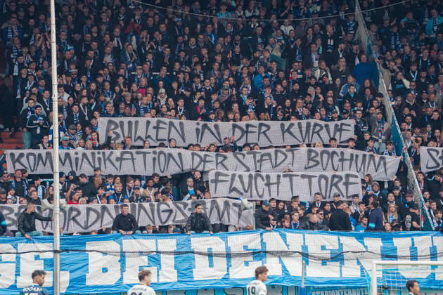 Deutschland: Fussball 2.Bundesliga 2026 2027, 7. Spieltag - VfL Bochum vs Arminia Bielefeld - Vonovia Ruhrstadion (Bochum): Fanprotest auf der Ostkurve: Anhänger des VfL Bochum fordern mit Transparenten eine frühere Sanierung der Tribüne und kritisieren unter anderem die Kommunikation der Stadt Bochum, die Polizeipräsenz im Fanblock sowie den Topspielzuschlag von zehn Euro. Bochum Vonovia Ruhrstadion Deutschland Copyright: xAymanxAlahmedx
