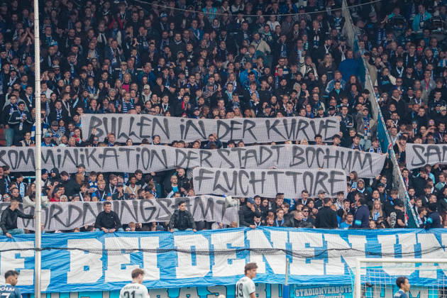 Deutschland: Fussball 2.Bundesliga 2026 2027, 7. Spieltag - VfL Bochum vs Arminia Bielefeld - Vonovia Ruhrstadion (Bochum): Fanprotest auf der Ostkurve: Anhänger des VfL Bochum fordern mit Transparenten eine frühere Sanierung der Tribüne und kritisieren unter anderem die Kommunikation der Stadt Bochum, die Polizeipräsenz im Fanblock sowie den Topspielzuschlag von zehn Euro. Bochum Vonovia Ruhrstadion Deutschland Copyright: xAymanxAlahmedx
