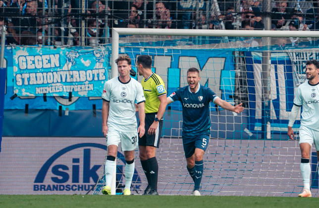Deutschland: Fussball 2.Bundesliga 2026 2027, 7. Spieltag - VfL Bochum vs Arminia Bielefeld - Vonovia Ruhrstadion (Bochum): Diskussion mit dem Schiedsrichter Karol Mets (VfL Bochum, 5) Copyright: xAymanxAlahmedx