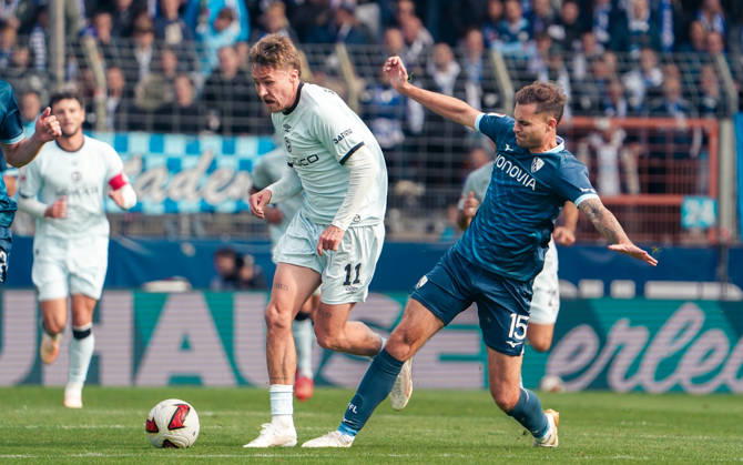 Deutschland: Fussball 2.Bundesliga 2026 2027, 7. Spieltag - VfL Bochum vs Arminia Bielefeld - Vonovia Ruhrstadion (Bochum): im Zweikampf Joel Grodowski (Arminia Bielefeld, 11) Michael Steinwender (VfL Bochum, 15) Copyright: xAymanxAlahmedx