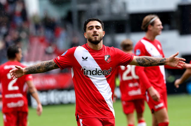 UTRECHT - FC Utrecht forward Angel Alarcon celebrates after scoring during the Vriendenloterij Eredivisie match between FC Utrecht and Willem II at Stadion Galgenwaard on 11 October 2026 in Utrecht, Nederland. PETER LOUS EYE4IMAGES DeFodi Images -