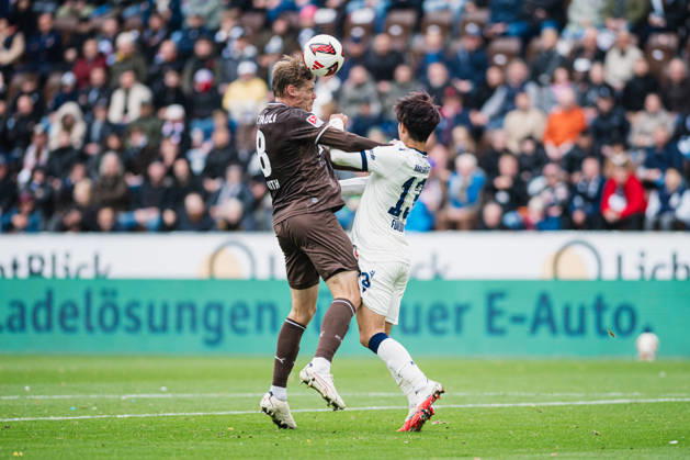 2. Bundesliga: FC St. Pauli vs. Karlsruher SC, 11.10.2026 Eric Smith (FC St. Pauli, 8) gegen Shio Fukuda (Karlsruher SC, 13), Kopfballduell, Zweikampf; Fußball, 2. Bundesliga, 7. Spieltag: FC St. Pauli vs. Karlsruher SC am 11.10.2026 im Millerntor-Stadion, Hamburg DFL REGULATIONS PROHIBIT ANY USE OF PHOTOGRAPHS AS IMAGE SEQUENCES AND OR QUASI-VIDEO. Copyright: xBEAUTIFULxSPORTS Tonhäuserx