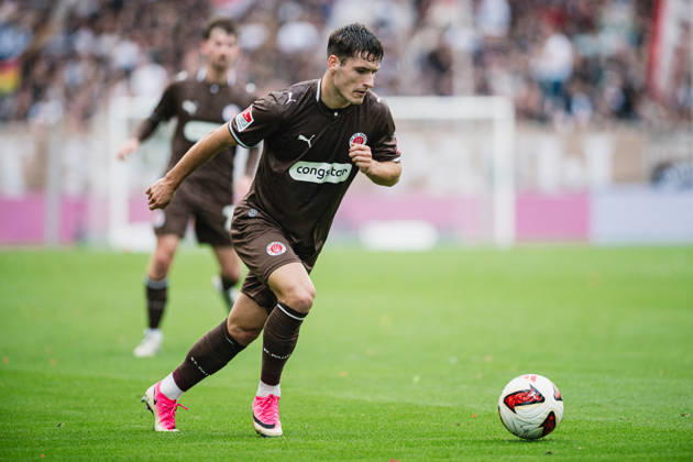 2. Bundesliga: FC St. Pauli vs. Karlsruher SC, 11.10.2026 Arkadiusz Pyrka (FC St. Pauli, 11) am Ball; Fußball, 2. Bundesliga, 7. Spieltag: FC St. Pauli vs. Karlsruher SC am 11.10.2026 im Millerntor-Stadion, Hamburg DFL REGULATIONS PROHIBIT ANY USE OF PHOTOGRAPHS AS IMAGE SEQUENCES AND OR QUASI-VIDEO. Copyright: xBEAUTIFULxSPORTS Tonhäuserx