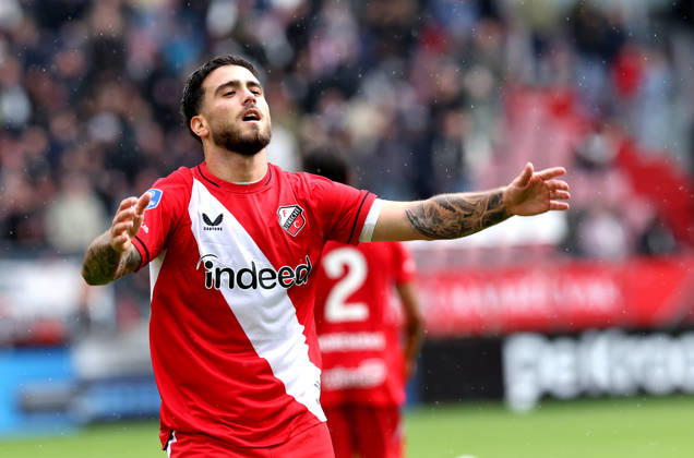 UTRECHT - FC Utrecht forward Angel Alarcon celebrates after scoring during the Vriendenloterij Eredivisie match between FC Utrecht and Willem II at Stadion Galgenwaard on 11 October 2026 in Utrecht, Nederland. PETER LOUS EYE4IMAGES DeFodi Images -