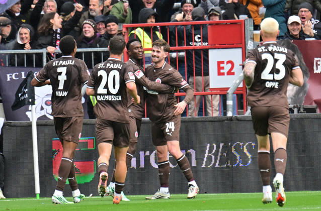11.10.2026,GER Fußball, Männer, 2.BL, Spieltag 5, Saison 2026 2027, Hamburg, FC St. Pauli vs Karlsruher SC Abdoulie Ceesay (Pauli 09) schiesst das Tor zum 1-0 für Pauli und jubelt mit der Mannschaft DFB DFL regulations prohibit any use of photographs as image sequences and or quasi-video) Hamburg Millerntorstadion Hamburg Deutschland Copyright: xnordphotoxGmbH xWitkex