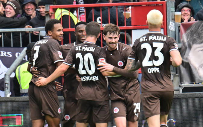 11.10.2026,GER Fußball, Männer, 2.BL, Spieltag 5, Saison 2026 2027, Hamburg, FC St. Pauli vs Karlsruher SC Abdoulie Ceesay (Pauli 09) schiesst das Tor zum 1-0 für Pauli und jubelt mit der Mannschaft DFB DFL regulations prohibit any use of photographs as image sequences and or quasi-video) Hamburg Millerntorstadion Hamburg Deutschland Copyright: xnordphotoxGmbH xWitkex