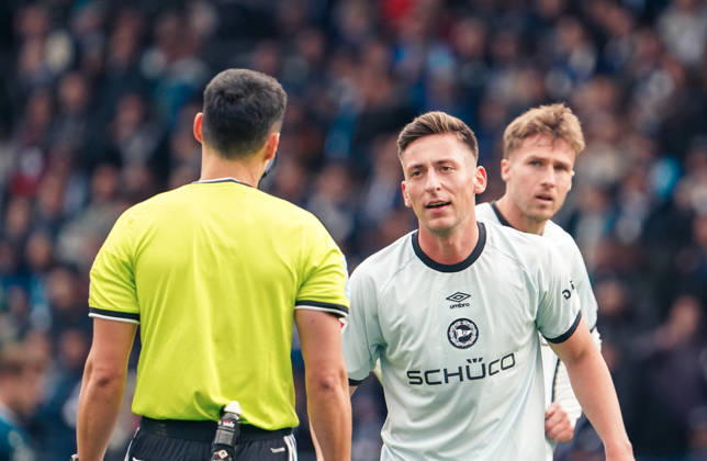 Deutschland: Fussball 2.Bundesliga 2026 2027, 7. Spieltag - VfL Bochum vs Arminia Bielefeld - Vonovia Ruhrstadion (Bochum): Schiedsrichter Konrad Oldhafer Diskussion mit dem Schiedsrichter Marius Wörl Marius Woerl (Arminia Bielefeld, 38) Copyright: xAymanxAlahmedx