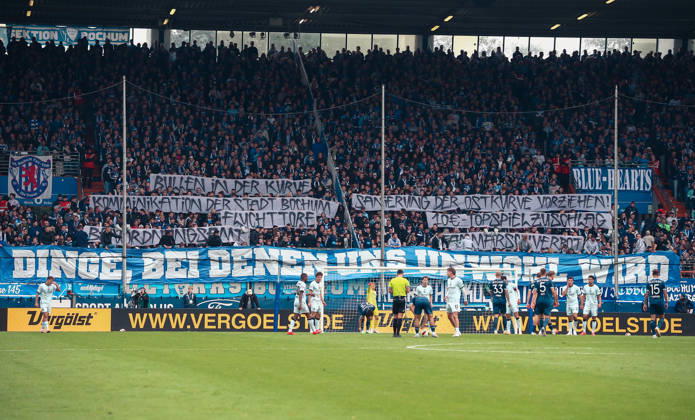 Deutschland: Fussball 2.Bundesliga 2026 2027, 7. Spieltag - VfL Bochum vs Arminia Bielefeld - Vonovia Ruhrstadion (Bochum): Fanprotest auf der Ostkurve: Anhänger des VfL Bochum fordern mit Transparenten eine frühere Sanierung der Tribüne und kritisieren unter anderem die Kommunikation der Stadt Bochum, die Polizeipräsenz im Fanblock sowie den Topspielzuschlag von zehn Euro. Bochum Vonovia Ruhrstadion Deutschland Copyright: xAymanxAlahmedx