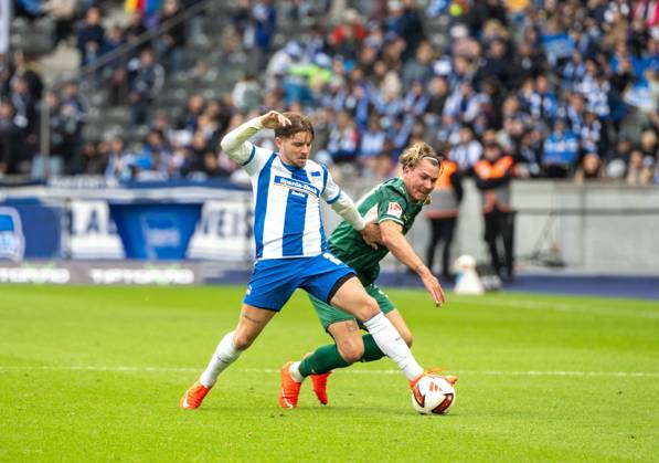 Fussball, Herren, Saison 2026 2027, 2. Bundesliga (7. Spieltag), Hertha BSC - SpVgg Greuther Fürth, v. l. Mads Pedersen (Hertha BSC), Felix Klaus (Greuther Fürth), 11.10.2026, Copyright: xMatthiasxKochx
