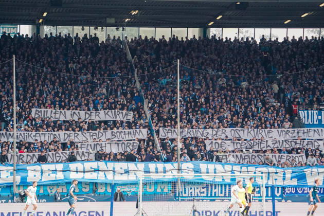 Deutschland: Fussball 2.Bundesliga 2026 2027, 7. Spieltag - VfL Bochum vs Arminia Bielefeld - Vonovia Ruhrstadion (Bochum): Fanprotest auf der Ostkurve: Anhänger des VfL Bochum fordern mit Transparenten eine frühere Sanierung der Tribüne und kritisieren unter anderem die Kommunikation der Stadt Bochum, die Polizeipräsenz im Fanblock sowie den Topspielzuschlag von zehn Euro. Bochum Vonovia Ruhrstadion Deutschland Copyright: xAymanxAlahmedx