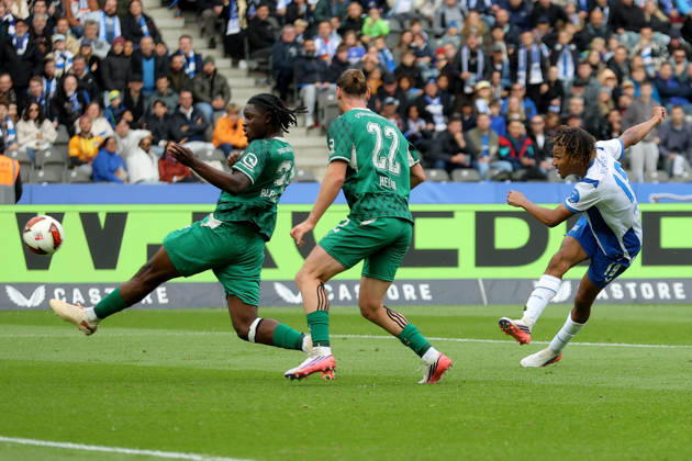 11.10.2026, xtgx, Fussball 2.Bundesliga, Hertha BSC Berlin - SpVgg Greuther Fuerth v.l. Hendry Blank (Greuther Fürth Fuerth) Jannis Heuer (Greuther Fürth Fuerth) Oluwaseun Adewumi (Hertha BSC Berlin) Zweikampf, Aktion, action, battle for the ball (DFL DFB REGULATIONS PROHIBIT ANY USE OF PHOTOGRAPHS as IMAGE SEQUENCES and or QUASI-VIDEO) Berlin