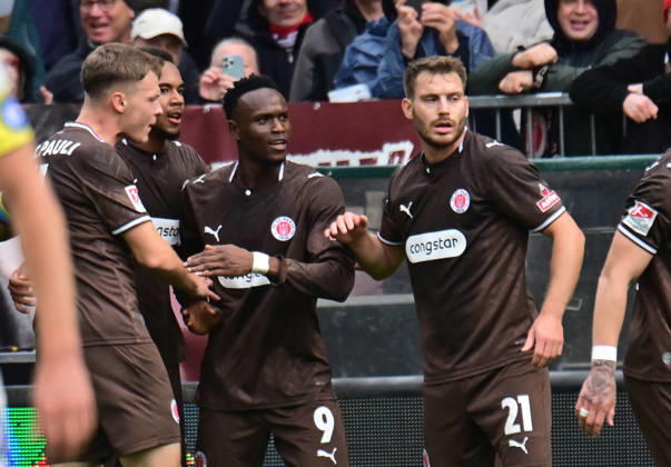 11.10.2026,GER Fußball, Männer, 2.BL, Spieltag 5, Saison 2026 2027, Hamburg, FC St. Pauli vs Karlsruher SC Abdoulie Ceesay (Pauli 09) schiesst das Tor zum 1-0 für Pauli und jubelt mit der Mannschaft DFB DFL regulations prohibit any use of photographs as image sequences and or quasi-video) Hamburg Millerntorstadion Hamburg Deutschland Copyright: xnordphotoxGmbH xWitkex