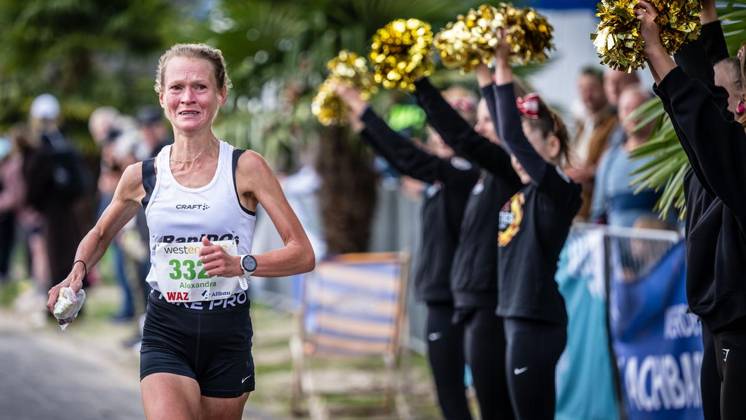 Marathon am Baldeneysee in Essen ** NUR FÜR REDAKTIONELLE ZWECKE ** EDITORIAL USE ONLY **<p>Alexandra Krämer aus Dortmund läuft am Sonntag, 11.10.2026, beim Marathon rund um den Baldeneysee in Essen als schnellste Frau nach 2:47:04Stunden über die Ziellinie. Deutschland NRW Essen Copyright: MartinxMöller
