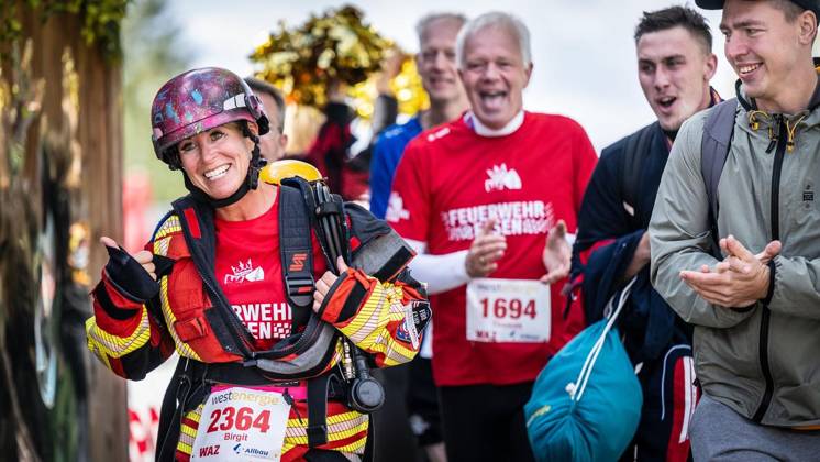 Marathon am Baldeneysee in Essen ** NUR FÜR REDAKTIONELLE ZWECKE ** EDITORIAL USE ONLY **<p>Birgit Kill, Oberbrandmeisterin der Feuerwehr Essen, läuft am Sonntag, 11.10.2026, beim Marathon rund um den Baldeneysee in Essen die Seerunde über gut 18 Kilometer in voller Montur incl. Helm und Sauerstoffflasche auf dem Rüclen. Deutschland NRW Essen Copyright: MartinxMöller