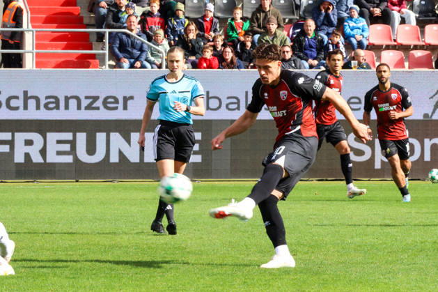 Dennis Kaygin (FC Ingolstadt 04, Nr.10) am Ball beim Spiel FC Ingolstadt 04 gegen SV Wehen Wiesbaden am 11.10.2026, DFB regulations prohibit any use of photographs as image sequences and or quasi-video. GER, Fussball, 3. Liga, Spieltag 8, FC Ingolstadt 04 gegen SV Wehen Wiesbaden, 11.10.2026, Audi Sportpark Ingolstadt Copyright: xEibner-Pressefoto OliverxSTRISCHx EP-OSH