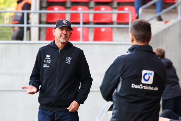 Trainer Achim Beierlorzer (Cheftrainer FC Ingolstadt 04) diskutiert erstmal mit dem 4. Unparteiischen beim Spiel FC Ingolstadt 04 gegen SV Wehen Wiesbaden am 11.10.2026, DFB regulations prohibit any use of photographs as image sequences and or quasi-video. GER, Fussball, 3. Liga, Spieltag 8, FC Ingolstadt 04 gegen SV Wehen Wiesbaden, 11.10.2026, Audi Sportpark Ingolstadt Copyright: xEibner-Pressefoto OliverxSTRISCHx EP-OSH