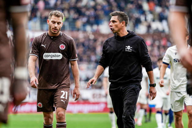 Deutschland: Fußball 2. Bundesliga 2026 27, 7. Spieltag FC St. Pauli vs Karlsruher SC Millerntor-Stadion (Hamburg St. Pauli): Marcel Rapp (FC St. Pauli, Trainer), Lars Ritzka (FC St. Pauli, 21) Copyright: xStefanxTrochax