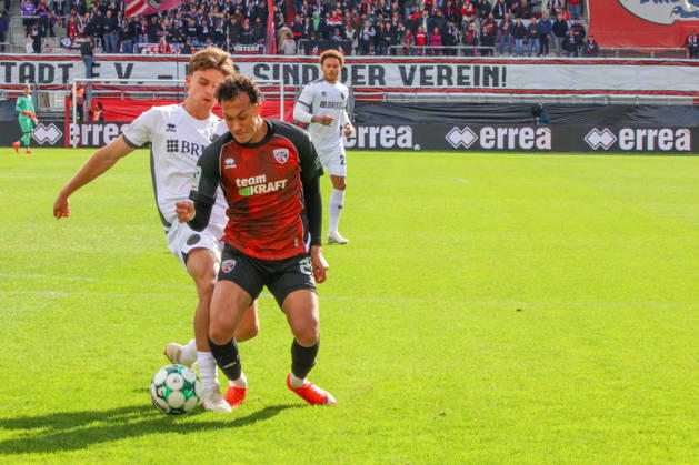 unschoen direkt vor dem Tor vom Ball getrennt: Nishan Velupillay (FC Ingolstadt 04, Nr.28)beim Spiel FC Ingolstadt 04 gegen SV Wehen Wiesbaden am 11.10.2026, DFB regulations prohibit any use of photographs as image sequences and or quasi-video. GER, Fussball, 3. Liga, Spieltag 8, FC Ingolstadt 04 gegen SV Wehen Wiesbaden, 11.10.2026, Audi Sportpark Ingolstadt Copyright: xEibner-Pressefoto OliverxSTRISCHx EP-OSH