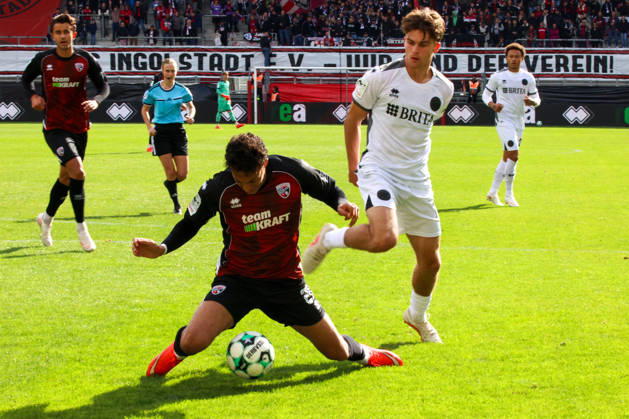 unschoen direkt vor dem Tor vom Ball getrennt: Nishan Velupillay (FC Ingolstadt 04, Nr.28)beim Spiel FC Ingolstadt 04 gegen SV Wehen Wiesbaden am 11.10.2026, DFB regulations prohibit any use of photographs as image sequences and or quasi-video. GER, Fussball, 3. Liga, Spieltag 8, FC Ingolstadt 04 gegen SV Wehen Wiesbaden, 11.10.2026, Audi Sportpark Ingolstadt Copyright: xEibner-Pressefoto OliverxSTRISCHx EP-OSH