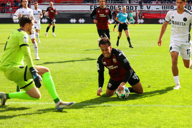 unschoen direkt vor dem Tor vom Ball getrennt: Nishan Velupillay (FC Ingolstadt 04, Nr.28)beim Spiel FC Ingolstadt 04 gegen SV Wehen Wiesbaden am 11.10.2026, DFB regulations prohibit any use of photographs as image sequences and or quasi-video. GER, Fussball, 3. Liga, Spieltag 8, FC Ingolstadt 04 gegen SV Wehen Wiesbaden, 11.10.2026, Audi Sportpark Ingolstadt Copyright: xEibner-Pressefoto OliverxSTRISCHx EP-OSH