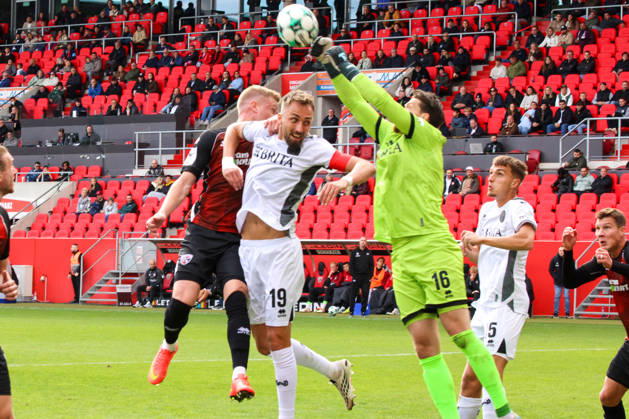 Torwart Florian Stritzel (SV Wehen Wiesbaden, Nr.16) erhaelt hier Unterstuetzung von Florian Huebner (SV Wehen Wiesbaden, Nr.19) beim Spiel FC Ingolstadt 04 gegen SV Wehen Wiesbaden am 11.10.2026, DFB regulations prohibit any use of photographs as image sequences and or quasi-video. GER, Fussball, 3. Liga, Spieltag 8, FC Ingolstadt 04 gegen SV Wehen Wiesbaden, 11.10.2026, Audi Sportpark Ingolstadt Copyright: xEibner-Pressefoto OliverxSTRISCHx EP-OSH