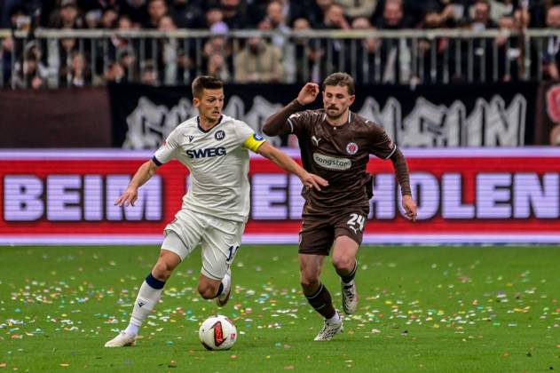 Connor Metcalfe ( Pauli ) 10 Marvin Wanitzek ( KSC ) Deutschland , Hamburg , Millerntorstadion , Fussball , 2. Bundesliga , FC St Pauli - Karlsruher SC