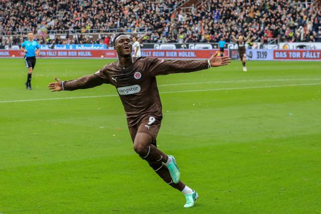 Torschütze Abdoulie Ceesay ( Pauli ) jubelt nach dem 1:0 Deutschland , Hamburg , Millerntorstadion , Fussball , 2. Bundesliga , FC St Pauli - Karlsruher SC