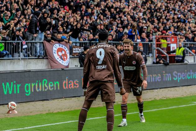 Torschütze Abdoulie Ceesay jubelt mit Connor Metcalfe Youssoupha Niang ( Pauli ) nach dem 1:0 Deutschland , Hamburg , Millerntorstadion , Fussball , 2. Bundesliga , FC St Pauli - Karlsruher SC