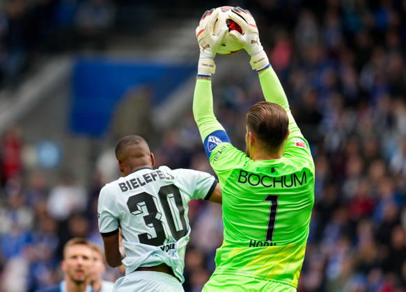Timo Horn (VfL Bochum 1848, 1) greift sich den Ball gegen Isaiah Young (DSC Arminia Bielefeld, 30). GER, VfL Bochum 1848 vs DSC Arminia Bielefeld, 2. Bundesliga, 7. Spieltag, Saison 2026-27, Vonovia Ruhrstadion, Bochum, 11.10.2026 DFL REGULATIONS PROHIBIT ANY USE OF PHOTOGRAPHS AS IMAGE SEQUENCES AND OR QUASI-VIDEO VfL Bochum 1848 vs DSC Arminia Bielefeld, 2. Bundesliga, 7. Spieltag, Saison 2026-27, 11.10.2026 Bochum Copyright: xEibner-Pressefoto ScottxColemanx EP_SCN