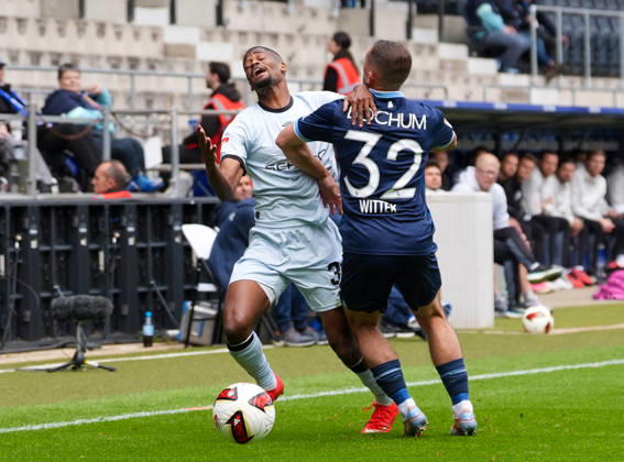 Isaiah Young (DSC Arminia Bielefeld, 30) im Zweikampf mit Maximilian Wittek (VfL Bochum 1848, 32). GER, VfL Bochum 1848 vs DSC Arminia Bielefeld, 2. Bundesliga, 7. Spieltag, Saison 2026-27, Vonovia Ruhrstadion, Bochum, 11.10.2026 DFL REGULATIONS PROHIBIT ANY USE OF PHOTOGRAPHS AS IMAGE SEQUENCES AND OR QUASI-VIDEO VfL Bochum 1848 vs DSC Arminia Bielefeld, 2. Bundesliga, 7. Spieltag, Saison 2026-27, 11.10.2026 Bochum Copyright: xEibner-Pressefoto ScottxColemanx EP_SCN