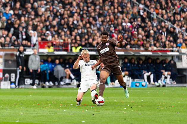 Viktor Bergh (Karlsruher SC, 33) im Zweikampf mit Youssoupha Niang (FC St. Pauli, 07), GER, FC St. Pauli vs. Karlsruher SC, Fussball, 2. Bundesliga, Spieltag 7, Saison 2026 2027, 11.10.2026 DFL REGULATIONS PROHIBIT ANY USE OF PHOTOGRAPHS AS IMAGE SEQUENCES AND OR QUASI-VIDEO GER, FC St. Pauli vs. Karlsruher SC, Fussball, 2. Bundesliga, Spieltag 7, Saison 2026 2027, 11.10.2026 Hamburg Copyright: xEibner-Pressefoto MaxxVincenx EP_MVN