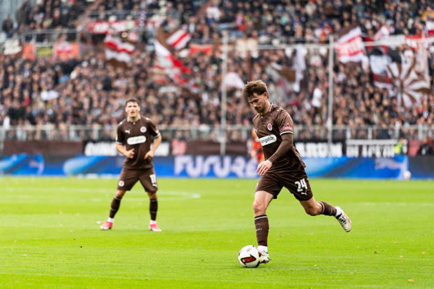 Connor Metcalfe (FC St. Pauli, 24) am Ball, GER, FC St. Pauli vs. Karlsruher SC, Fussball, 2. Bundesliga, Spieltag 7, Saison 2026 2027, 11.10.2026 DFL REGULATIONS PROHIBIT ANY USE OF PHOTOGRAPHS AS IMAGE SEQUENCES AND OR QUASI-VIDEO GER, FC St. Pauli vs. Karlsruher SC, Fussball, 2. Bundesliga, Spieltag 7, Saison 2026 2027, 11.10.2026 Hamburg Copyright: xEibner-Pressefoto MaxxVincenx EP_MVN