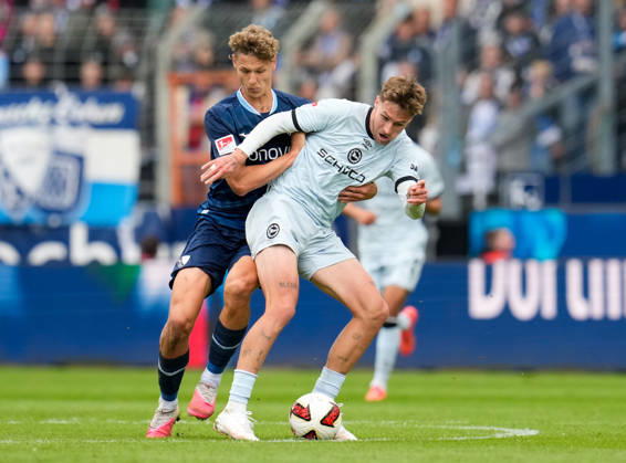 Tom Meyer (VfL Bochum 1848, 34) im Zweikampf mit Joel Grodowski (DSC Arminia Bielefeld, 11). GER, VfL Bochum 1848 vs DSC Arminia Bielefeld, 2. Bundesliga, 7. Spieltag, Saison 2026-27, Vonovia Ruhrstadion, Bochum, 11.10.2026 DFL REGULATIONS PROHIBIT ANY USE OF PHOTOGRAPHS AS IMAGE SEQUENCES AND OR QUASI-VIDEO VfL Bochum 1848 vs DSC Arminia Bielefeld, 2. Bundesliga, 7. Spieltag, Saison 2026-27, 11.10.2026 Bochum Copyright: xEibner-Pressefoto ScottxColemanx EP_SCN