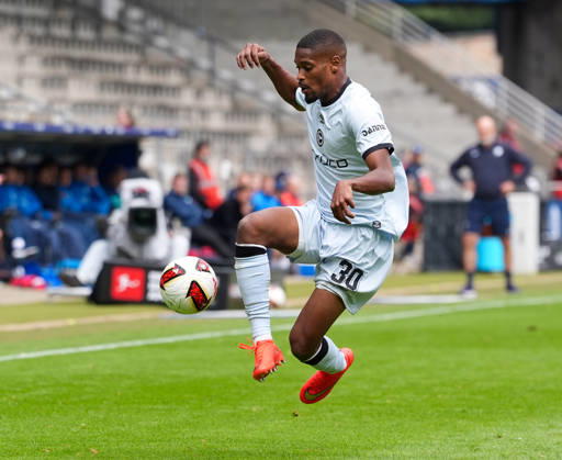 Isaiah Young (DSC Arminia Bielefeld, 30) kontrolliert den Ball. GER, VfL Bochum 1848 vs DSC Arminia Bielefeld, 2. Bundesliga, 7. Spieltag, Saison 2026-27, Vonovia Ruhrstadion, Bochum, 11.10.2026 DFL REGULATIONS PROHIBIT ANY USE OF PHOTOGRAPHS AS IMAGE SEQUENCES AND OR QUASI-VIDEO VfL Bochum 1848 vs DSC Arminia Bielefeld, 2. Bundesliga, 7. Spieltag, Saison 2026-27, 11.10.2026 Bochum Copyright: xEibner-Pressefoto ScottxColemanx EP_SCN