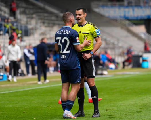 Maximilian Wittek (VfL Bochum 1848, 32) spricht mit Schiedsrichter Konrad Oldhafer. GER, VfL Bochum 1848 vs DSC Arminia Bielefeld, 2. Bundesliga, 7. Spieltag, Saison 2026-27, Vonovia Ruhrstadion, Bochum, 11.10.2026 DFL REGULATIONS PROHIBIT ANY USE OF PHOTOGRAPHS AS IMAGE SEQUENCES AND OR QUASI-VIDEO VfL Bochum 1848 vs DSC Arminia Bielefeld, 2. Bundesliga, 7. Spieltag, Saison 2026-27, 11.10.2026 Bochum Copyright: xEibner-Pressefoto ScottxColemanx EP_SCN