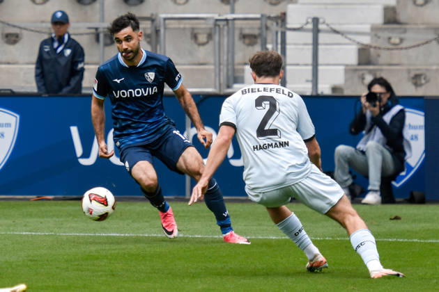 v. li. im Kampf um den Ball Maximilian Bauer (Bielefeld 5) Koji Miyoshi (Bochum 23) Jonas Kersken (Bielefeld 1) 11.10.2026 ¢ Fussball ¢ VfL Bochum vs DSC Arminia Bielefeld, Vonovia Ruhrstadion, Bochum, DFB DFL REGULATIONS PROHIBIT ANY USE OF PHOTOGRAPHS AS IMAGE SEQUENCES AND OR QUASI-VIDEO NRW Germany